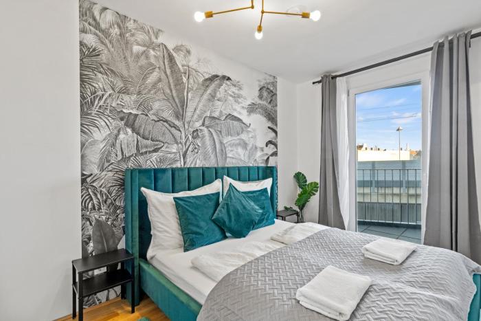 Modern Apartment Near Airport - Outdoor Space - Easy City Access