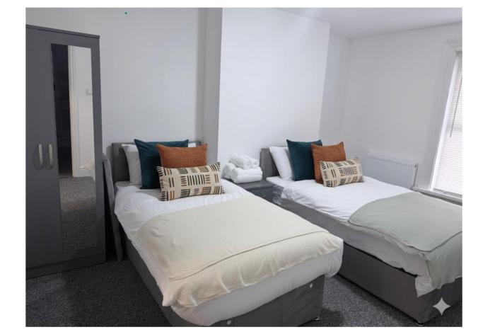 Comfortable Twin Room with Ensuite Bathroom & Shared Kitchen in Warrington