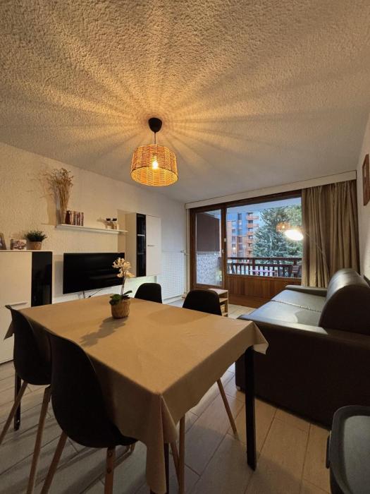 Grand studio 2 Alpes hypercentre pied des pistes