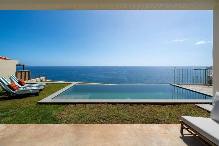 Luxurious 4-Bedroom Villa with Ocean Views in Funchal