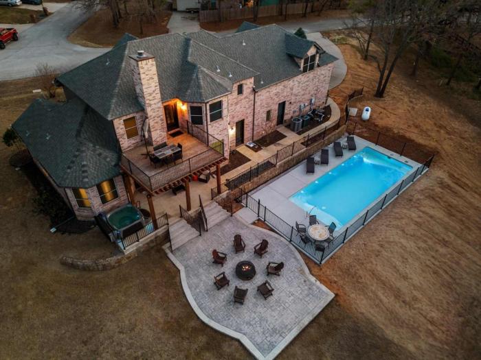 Shady Shores Lake House - Hot Tub Dog-Friendly