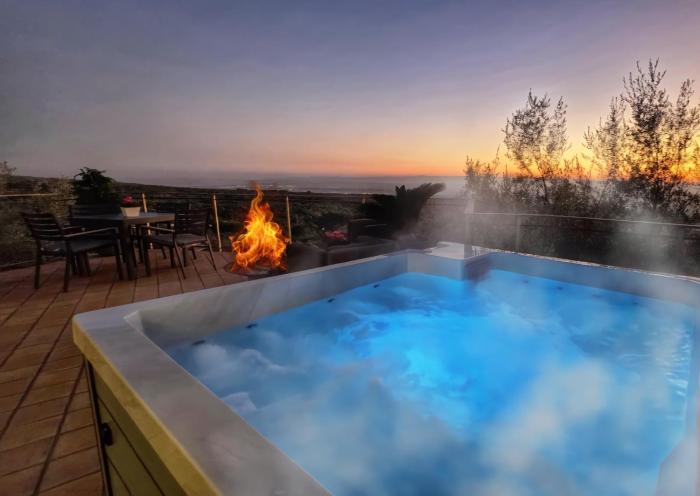 Rahal Etna Luxury Retreat- Private Heated Jacuzzi 37 degree & Infinity Pool