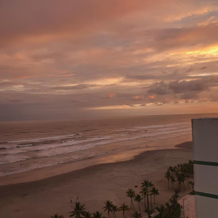 Frente Vista Mar com Varanda WI FI 10m da praia da TUPI - ESTACIONAMENTO gratuito