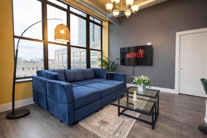 McCormick Place Stylish Corner Suite with Optional Parking and Gym Access Sleep 6 in South Loop Chicago