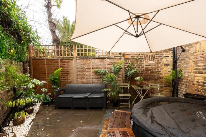 Agar Villa Two Bedroom Home with Garden & Hot Tub