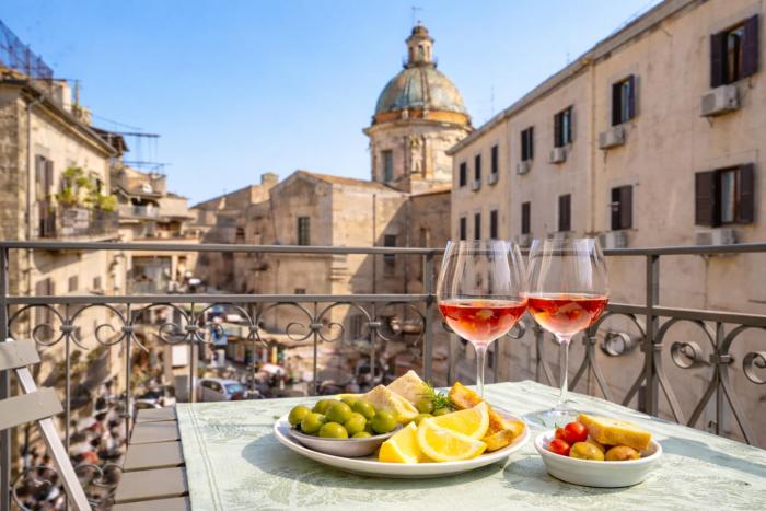 Bedda Home Ballarò Balcony Apartment in Historic Palermo