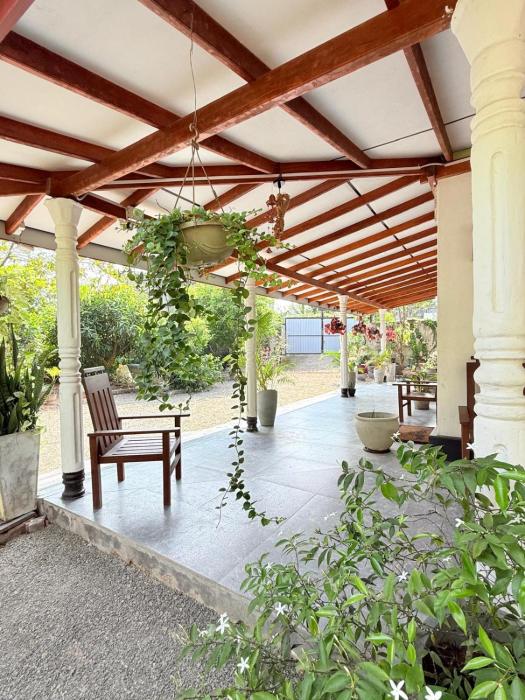 The Roost 3BR Villa with AC Walk to Kabalana Surf Beach