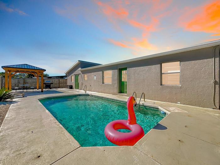 Spacious 4BR Pool Retreat