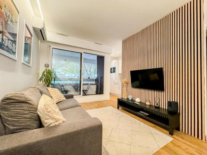 Studio clim & terrasse - free parking - 100m de la mer