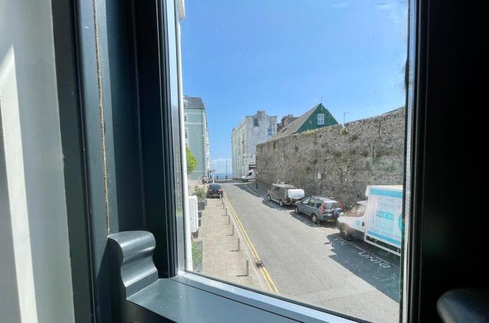 Lion Apartment Tenby beach for 5 in 3 bedrooms with 2 showers central