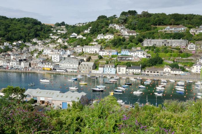 Russell Court 2 - Beautifully furnished modern apartment with parking and views over Looe river and town