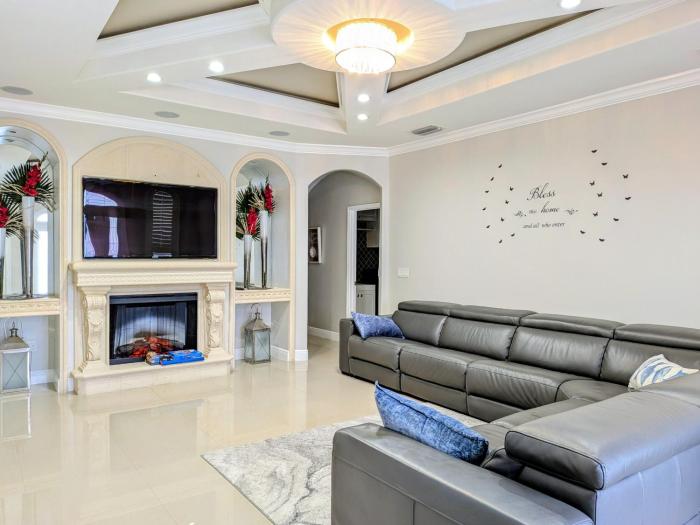 3br,3ba home near Downtown and Airport, Walk to the Stadium