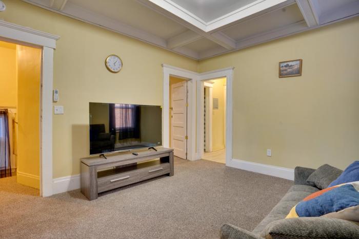 Easy City Commuting! Walkable Newark Duplex