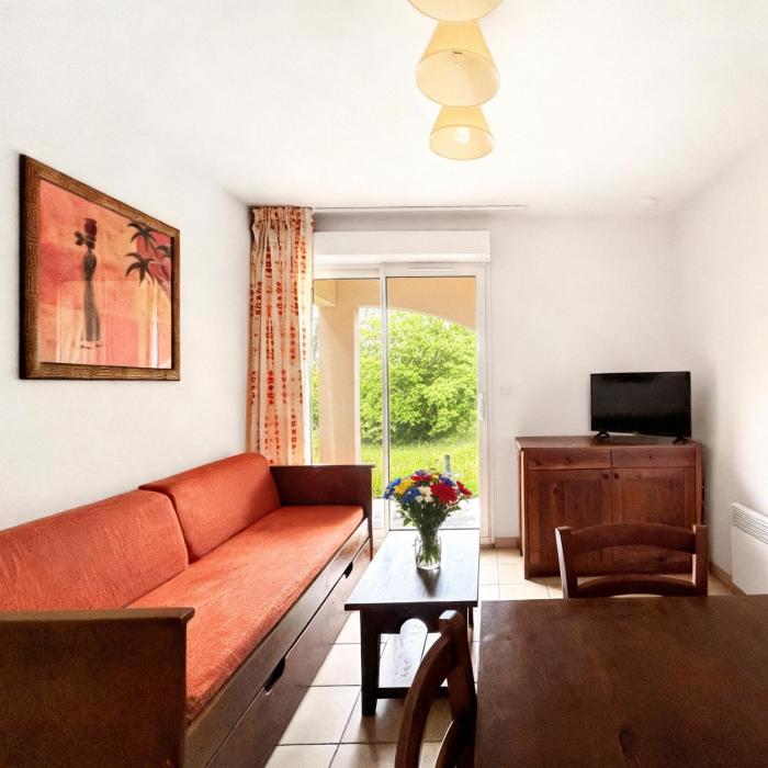 T3 familial avec piscine et parking, résidentiel