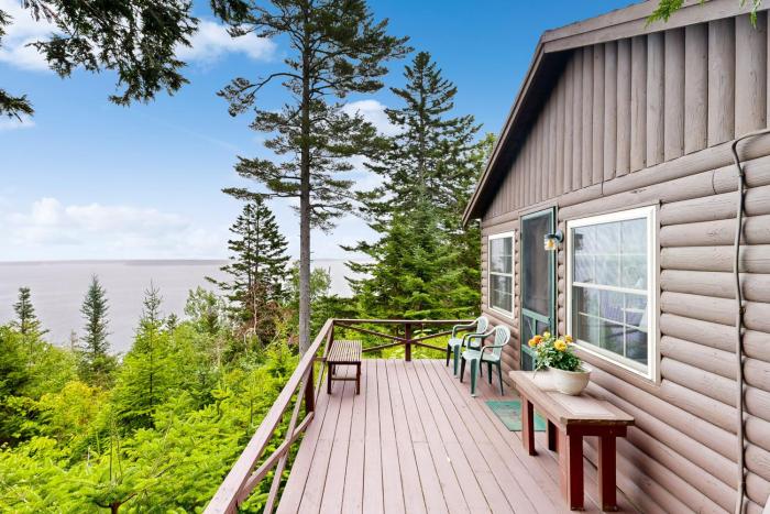 Breathtaking Views! Cozy Log Cabin in Northport