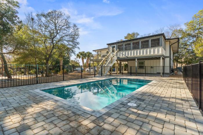 Surreal Modern Beach House w Pool Ping Pong