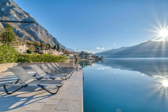 Luxury waterfront vila with Private Dock and Pool