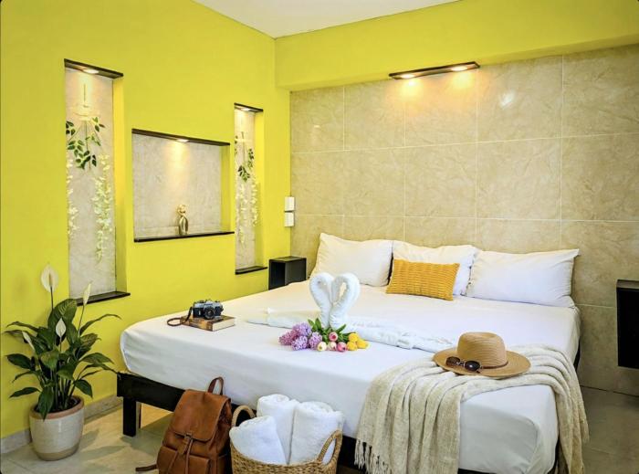 Romantic One Bedroom Apartment 5 Minute Walk to Beach King Bed Fast Wifi Top Rated Host 3B