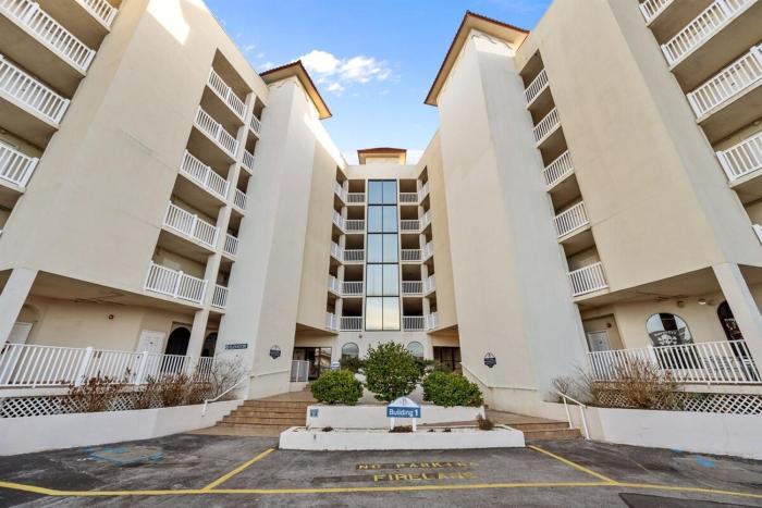 Hassle-Free- Easy Access Coastal Condo