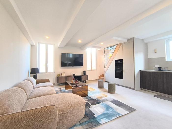 Elegant Renovated Apartment Nice Port AC Sleeps 4