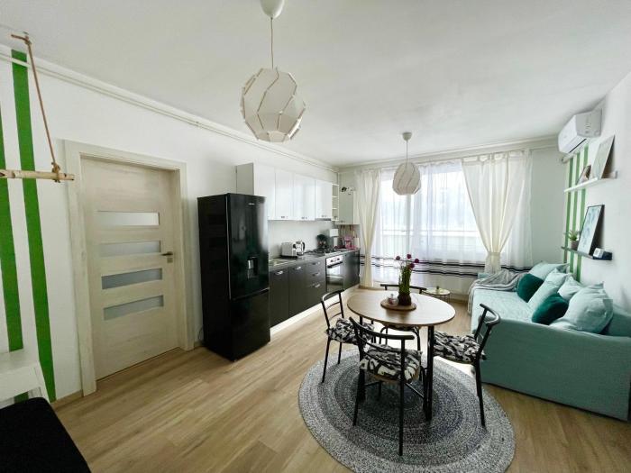 Sunny View 2BR Apartment with Terrace - near VIVO and Amethyst