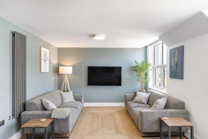 Stylish Apartment with Sea Views & Parking