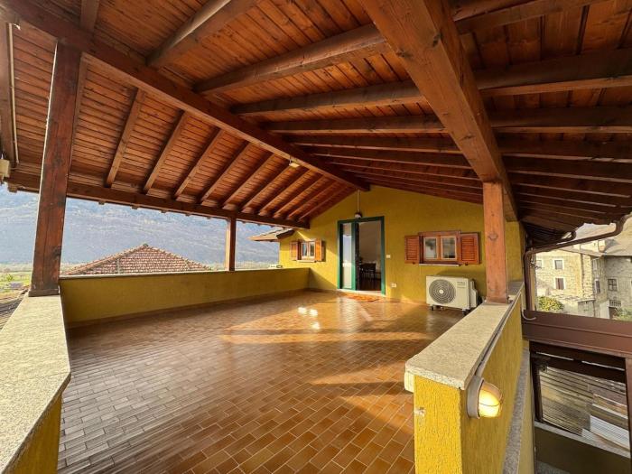 Appartamento con ampia terrazza nel cuore di Traona