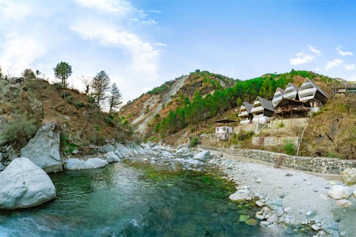 Raj Villas by Serene Resorts - Riverside Luxury Pentagon Villas, Tirthan Valley