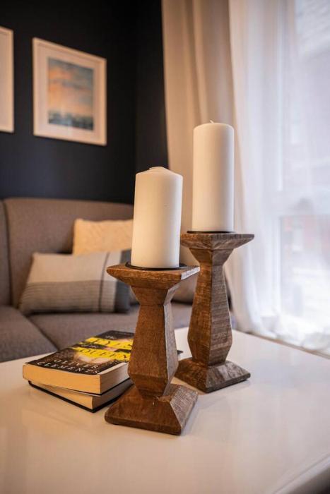 209 - Modern Home Ambiance 2 BR with Gym,Parking,DT&Airport