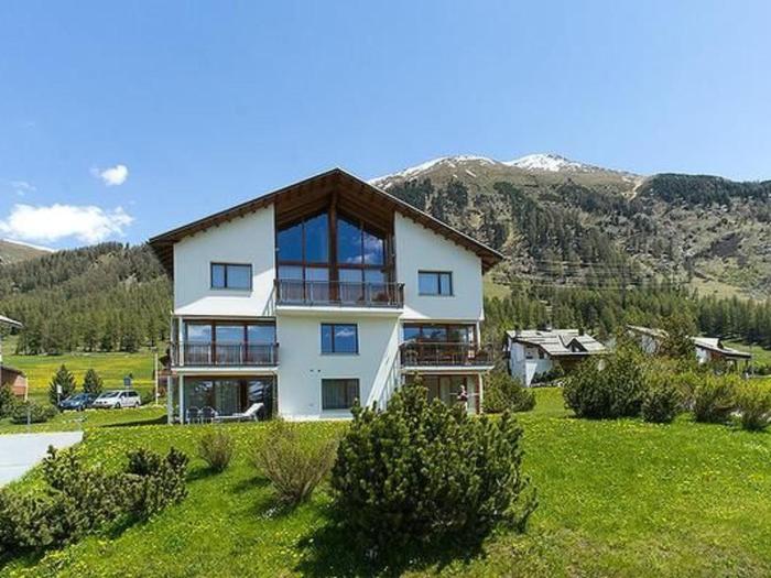 Apartment Chesa Rosatsch by Interhome