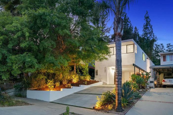 Chic Modern Retreat in Upscale Neighborhood