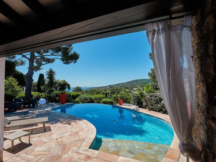 Holiday Home Herrliche Villa mit Meerblick- Pool- 400m vom Meer entfernt by Interhome