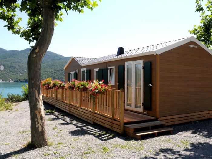 Apartment Gemütliches Chalet am Ufer des Sees von Serre-Ponçon by Interhome