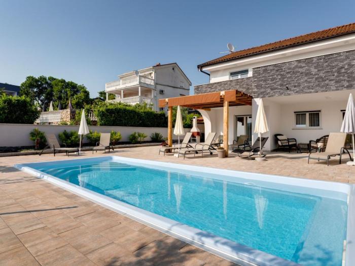 Holiday Home Schönes Haus in Pinezići mit privatem Parkplatz by Interhome