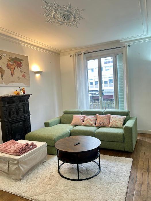 Comfort Parisian Room and Sofa Bed 1 min to Metro M4 & T3A