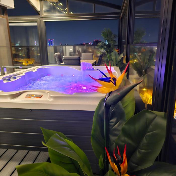 Crown Penthouse - Luxurious, Spa & Vista , by Uni88 ApartHotel