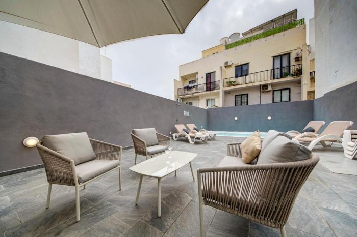 Central Oasis with Private Pool and Lounge Area