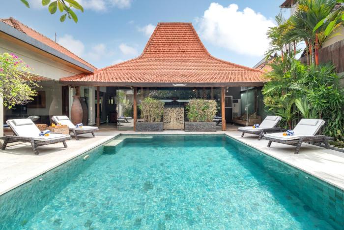 Joglo-Style 3 Bedroom Villa in Heart Of Seminyak