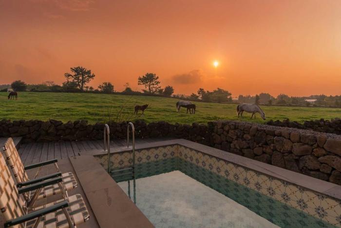 Jeju BongseongNoeuldam Pool Villa