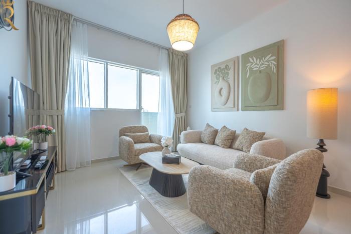 Chic 2BR - Bright Balcony Bliss in Al Reem