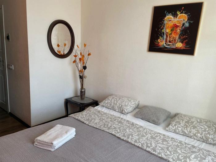 S6 Orange studio apartment