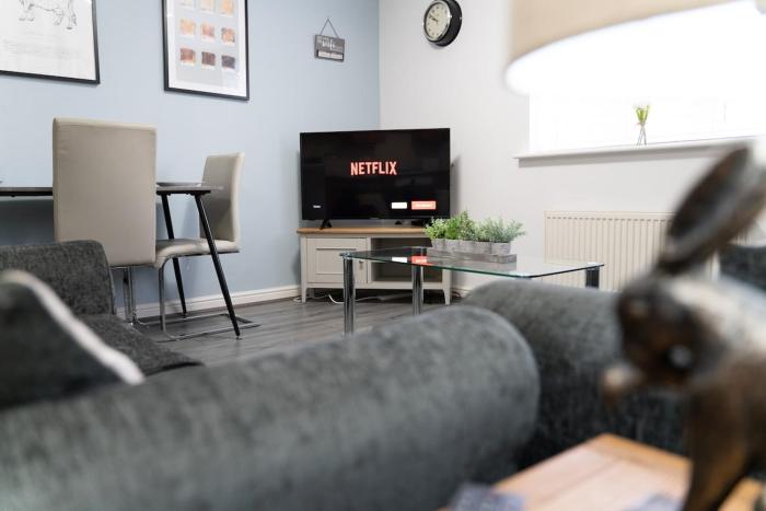 2 Bed Apt with free parking on driveway and free Wi-Fi