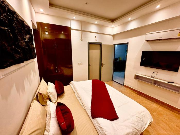Luxurious-STAY-swimming pool