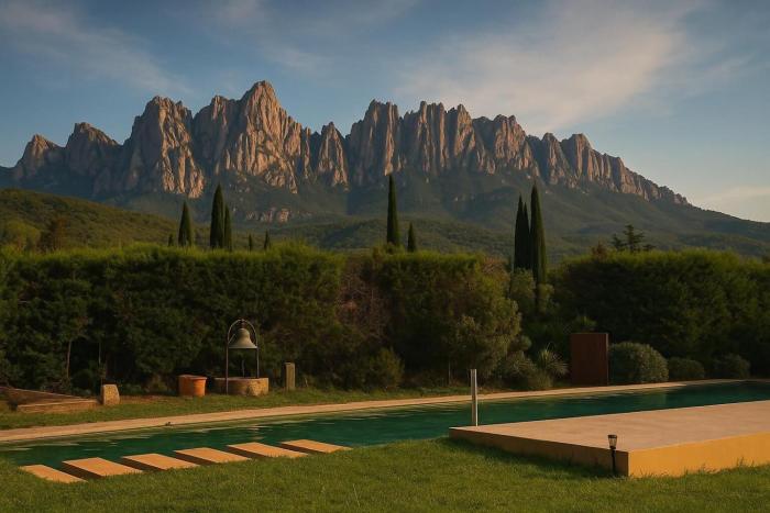 LuxRural Montserrat | Piscina con Vistas Únicas