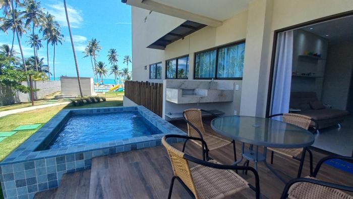 Apto Pé na Areia em Resort com Piscina Privativa