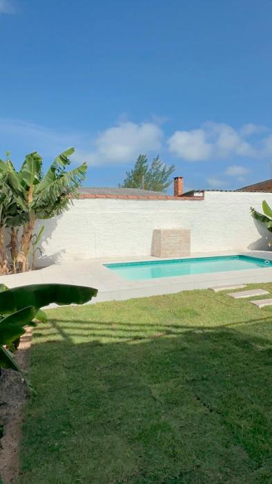 Casa ampla com piscina próxima ao mar