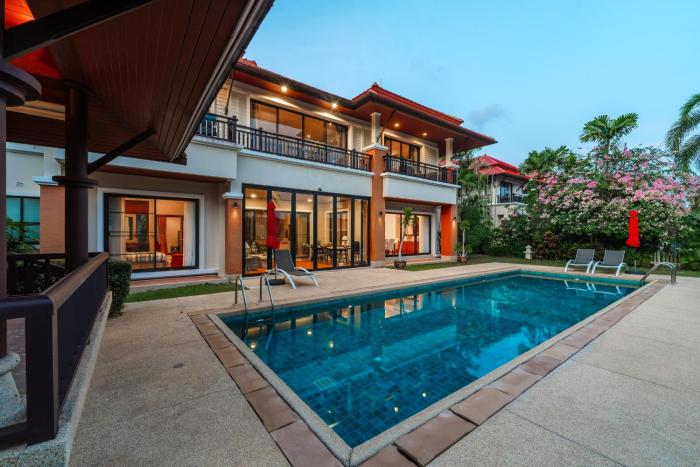 Lake Villa for 8 Guests near BangTao beach & Laguna Golf course