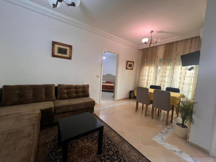 Ennasr City - Appartement Très Propre avec WiFi Fibre et Emplacement Idéal et Calme - Chaines International - Series et Films Netflix - Proche Commerces et Restaurants Rue Hedi Nouira - Service Navette