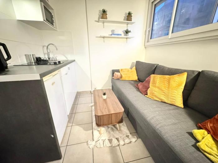 Little Parisian Hideaway for Two - Smart City Base