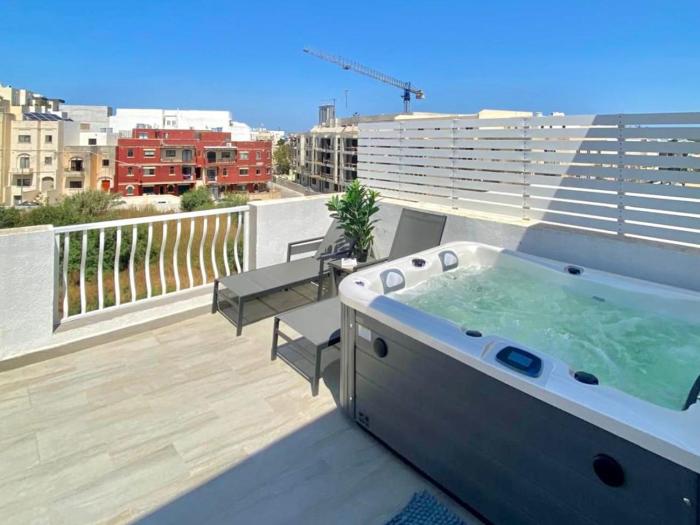 Spacious Townhouse - Private Jacuzzi -Swieqi